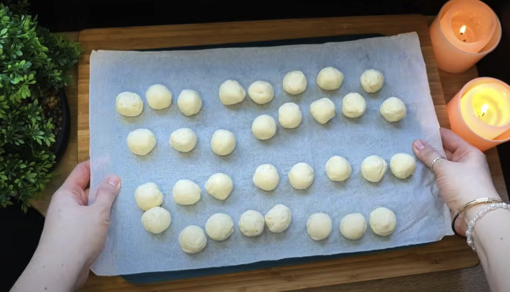 Srdíčko z listového těsta plněné mozzarellou, pestem a šunkou