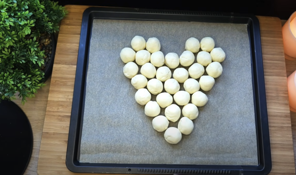 Srdíčko z listového těsta plněné mozzarellou, pestem a šunkou