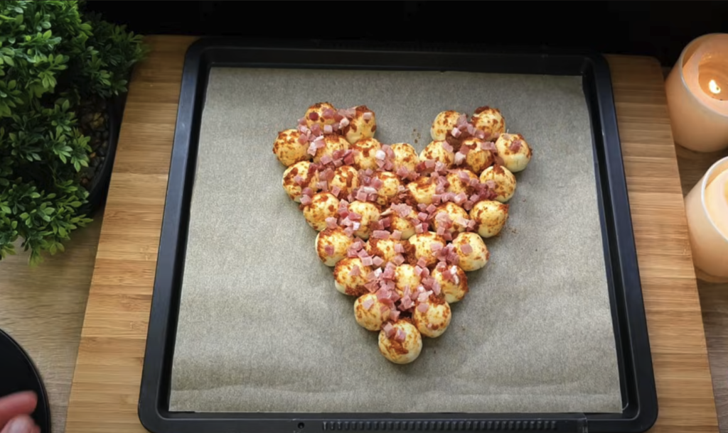 Srdíčko z listového těsta plněné mozzarellou, pestem a šunkou