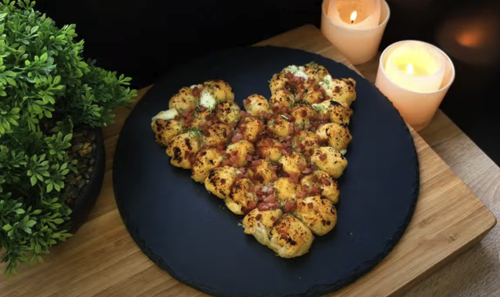 Srdíčko z listového těsta plněné mozzarellou, pestem a šunkou