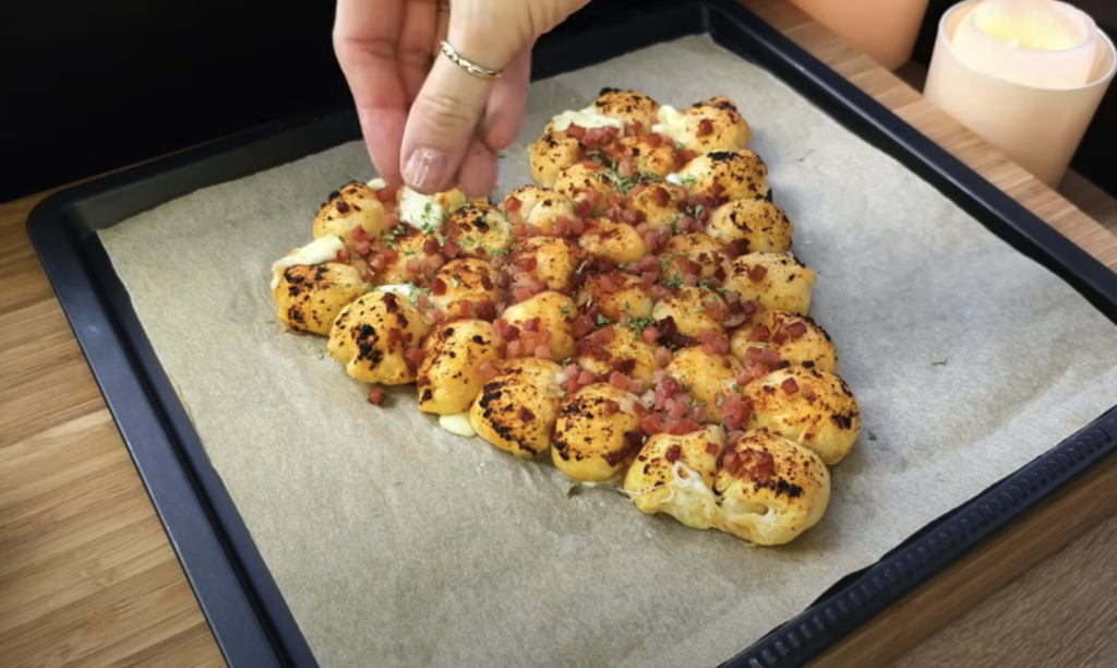 Srdíčko z listového těsta plněné mozzarellou, pestem a šunkou