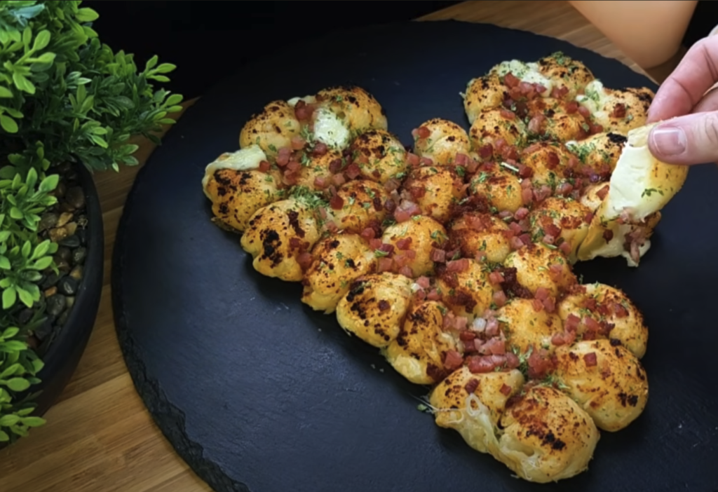 Srdíčko z listového těsta plněné mozzarellou, pestem a šunkou