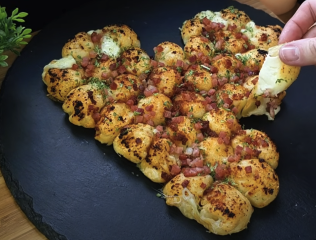 Srdíčko z listového těsta plněné mozzarellou, šunkou a pestem