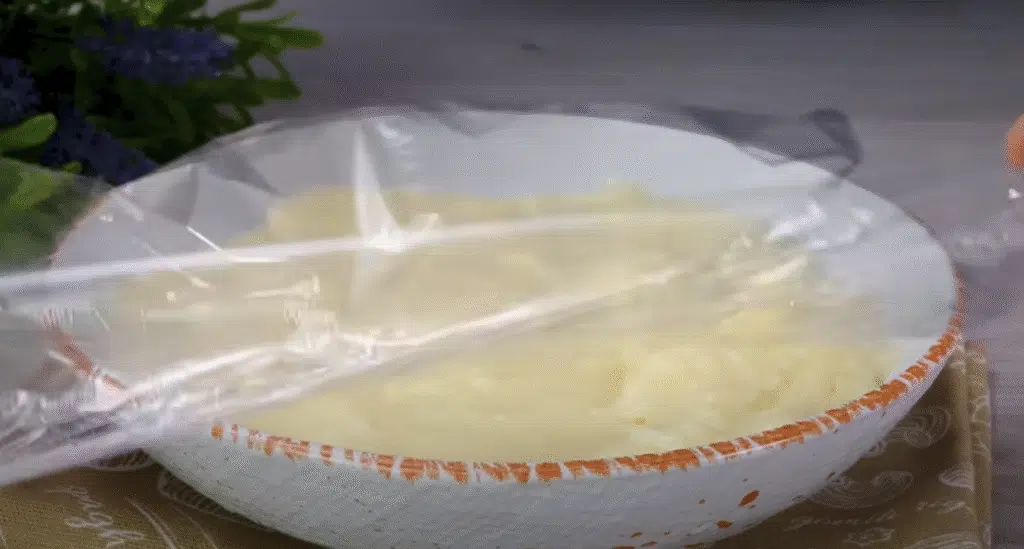 Krémový kakaový dort s vanilkovým pudinkem a čokoládovou polevou