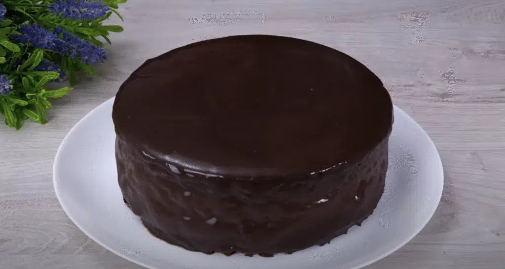 Krémový kakaový dort s vanilkovým pudinkem a čokoládovou polevou