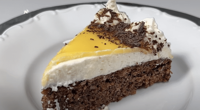 Skvostný čokoládový dort s lískovými oříšky, smetanovým krémem a polevou z vaječného likéru