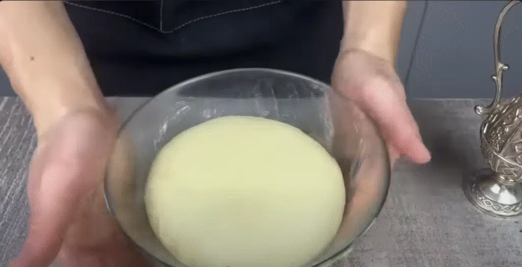 Domácí nadýchané sýrové bochánky s puntíky a čajem z lesních plodů