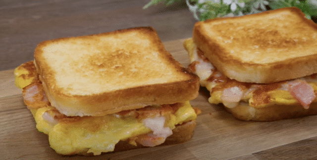Elegantní sendvič s omeletou, křupavou slaninou a sýrem - sytá snídaně plná chutí