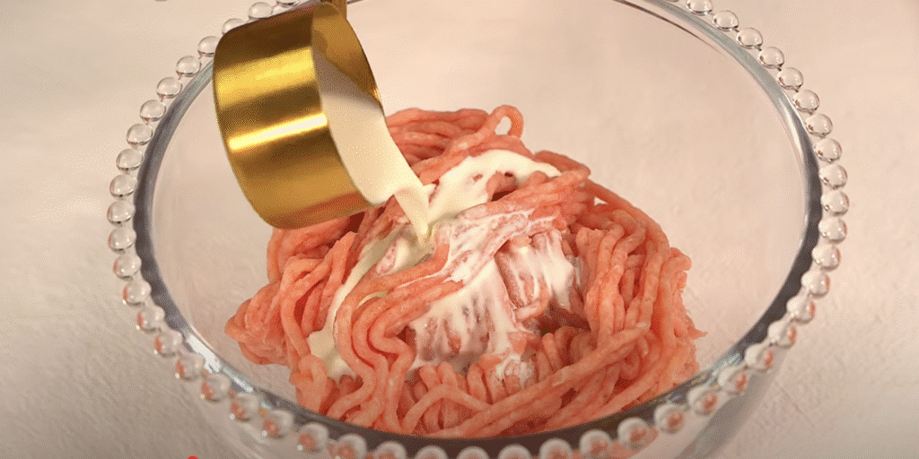 Šťavnaté kuřecí karbanátky se sýrovou náplní a svěžím okurkovým salátem: Skvělý tip na oběd