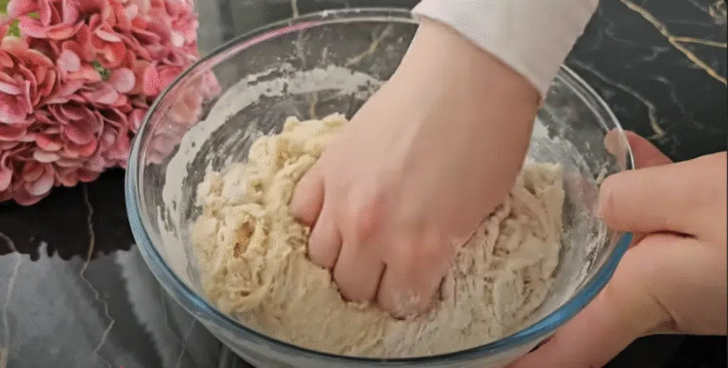 Okouzlující zlatavé růžičky z kynutého těsta, které potěší oko i chuťové pohárky