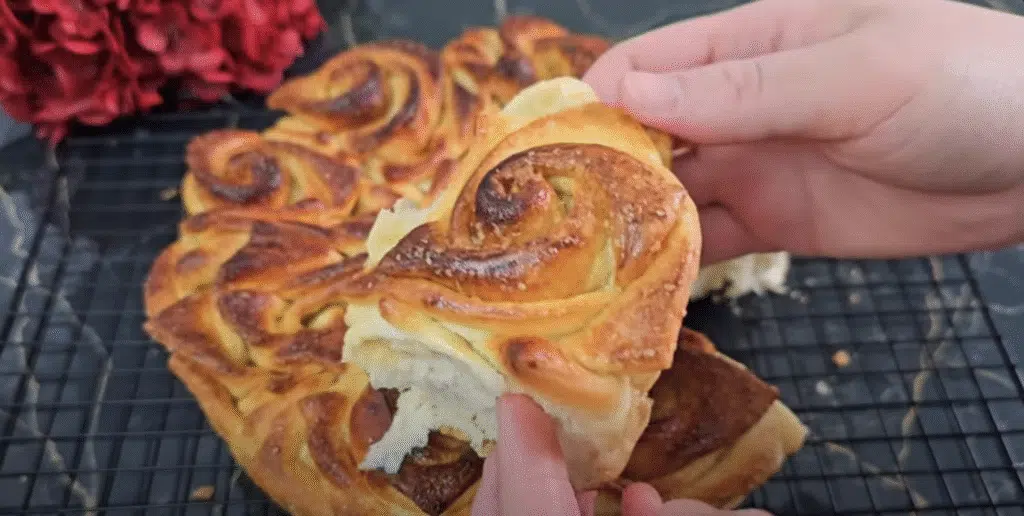 Okouzlující zlatavé růžičky z kynutého těsta, které potěší oko i chuťové pohárky