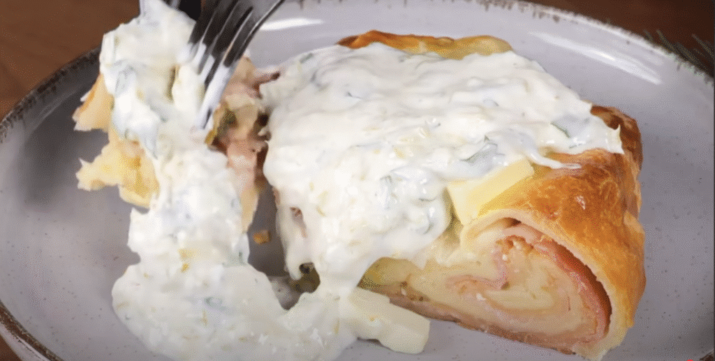 Závin z listového těsta se slaninou, sýrem a okurkovým dipem
