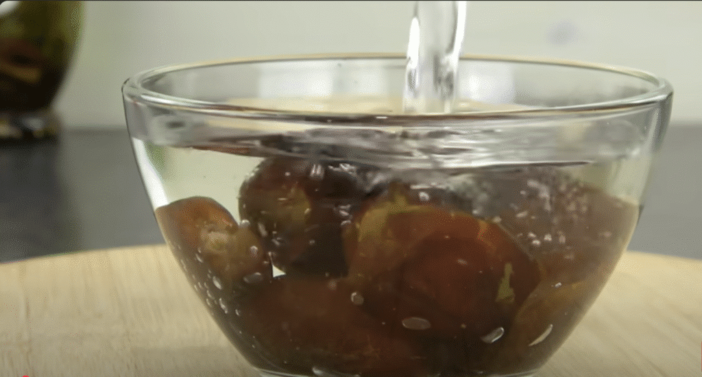 Datlová pochoutka s lískovými ořechy a čokoládovou polevou - jemnost a křupavost v ústech!