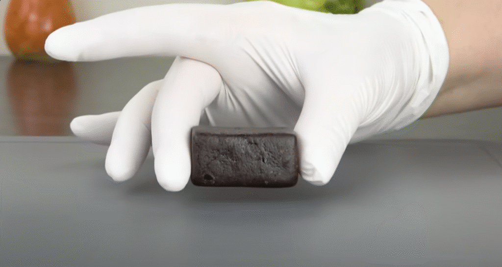 Datlová pochoutka s lískovými ořechy a čokoládovou polevou - jemnost a křupavost v ústech!