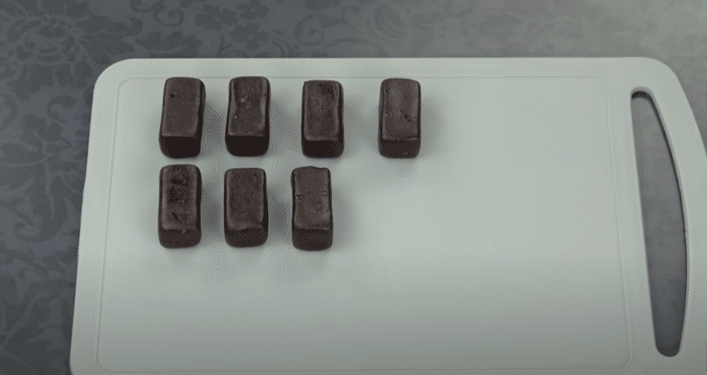 Datlová pochoutka s lískovými ořechy a čokoládovou polevou - jemnost a křupavost v ústech!