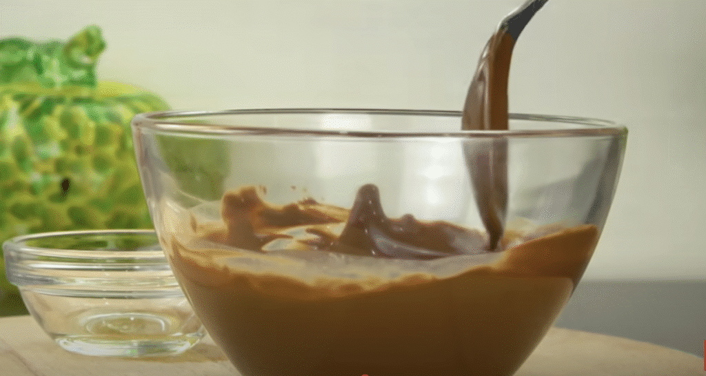 Datlová pochoutka s lískovými ořechy a čokoládovou polevou - jemnost a křupavost v ústech!