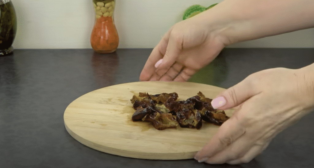 Datlová pochoutka s lískovými ořechy a čokoládovou polevou - jemnost a křupavost v ústech!