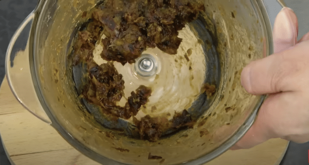 Datlová pochoutka s lískovými ořechy a čokoládovou polevou - jemnost a křupavost v ústech!