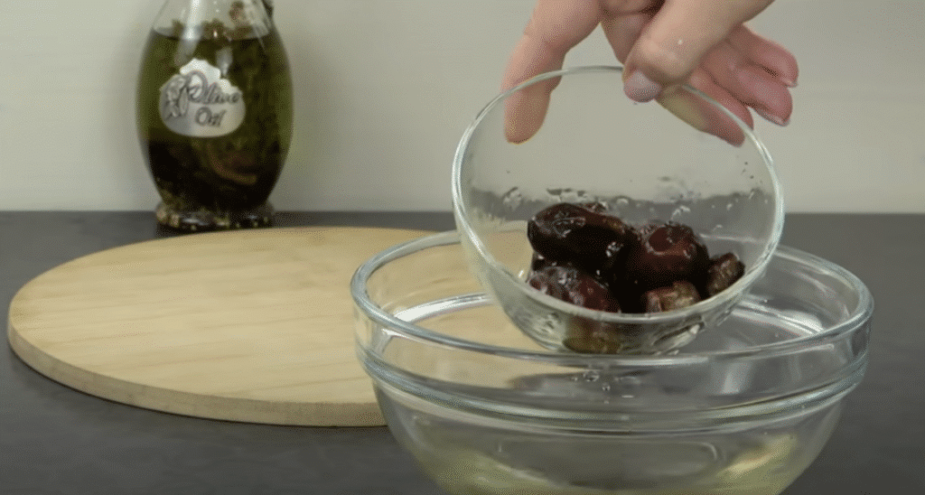 Datlová pochoutka s lískovými ořechy a čokoládovou polevou - jemnost a křupavost v ústech!