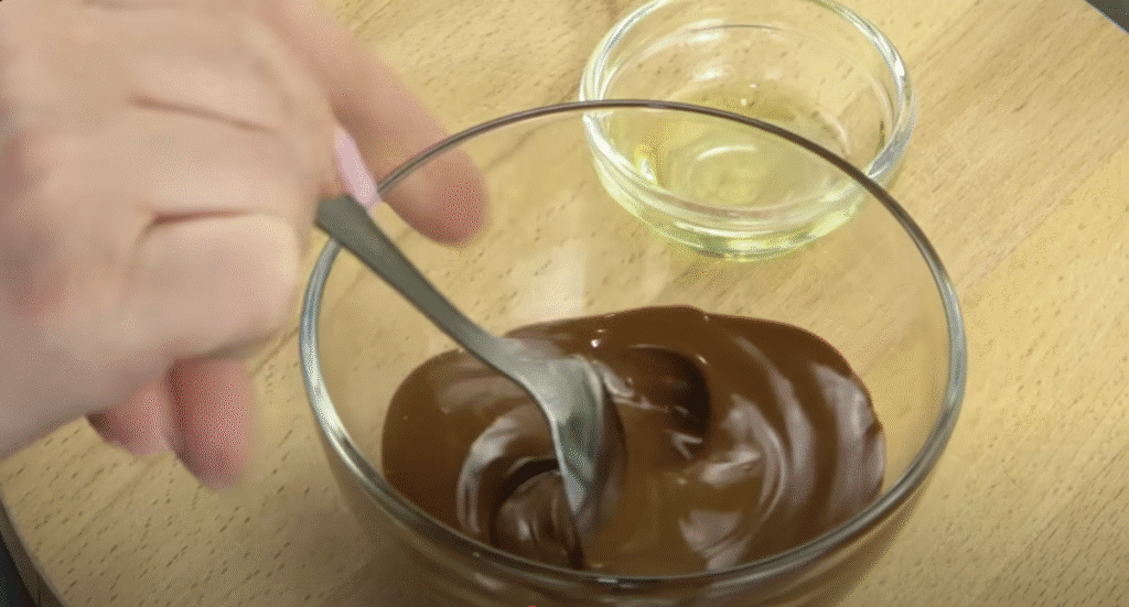 Datlová pochoutka s lískovými ořechy a čokoládovou polevou - jemnost a křupavost v ústech!