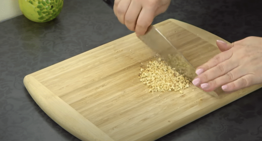 Datlová pochoutka s lískovými ořechy a čokoládovou polevou - jemnost a křupavost v ústech!