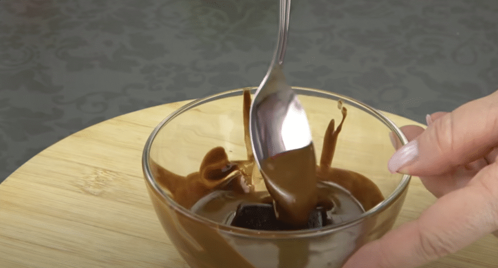 Datlová pochoutka s lískovými ořechy a čokoládovou polevou - jemnost a křupavost v ústech!