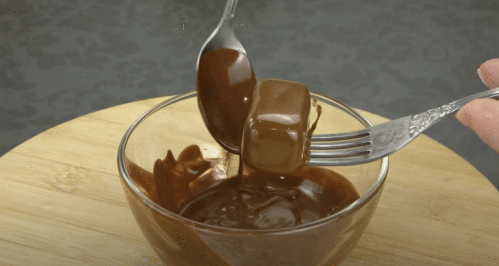 Datlová pochoutka s lískovými ořechy a čokoládovou polevou - jemnost a křupavost v ústech!