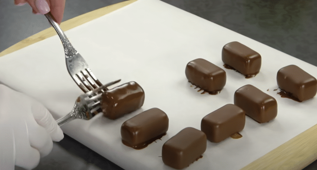 Datlová pochoutka s lískovými ořechy a čokoládovou polevou - jemnost a křupavost v ústech!