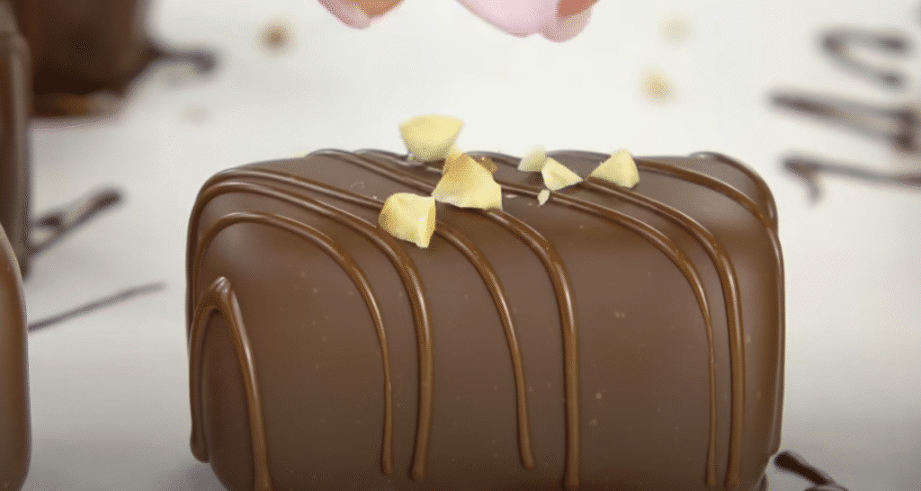 Datlová pochoutka s lískovými ořechy a čokoládovou polevou - jemnost a křupavost v ústech!