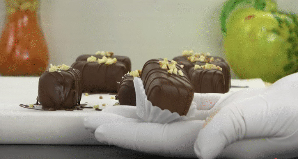 Datlová pochoutka s lískovými ořechy a čokoládovou polevou - jemnost a křupavost v ústech!