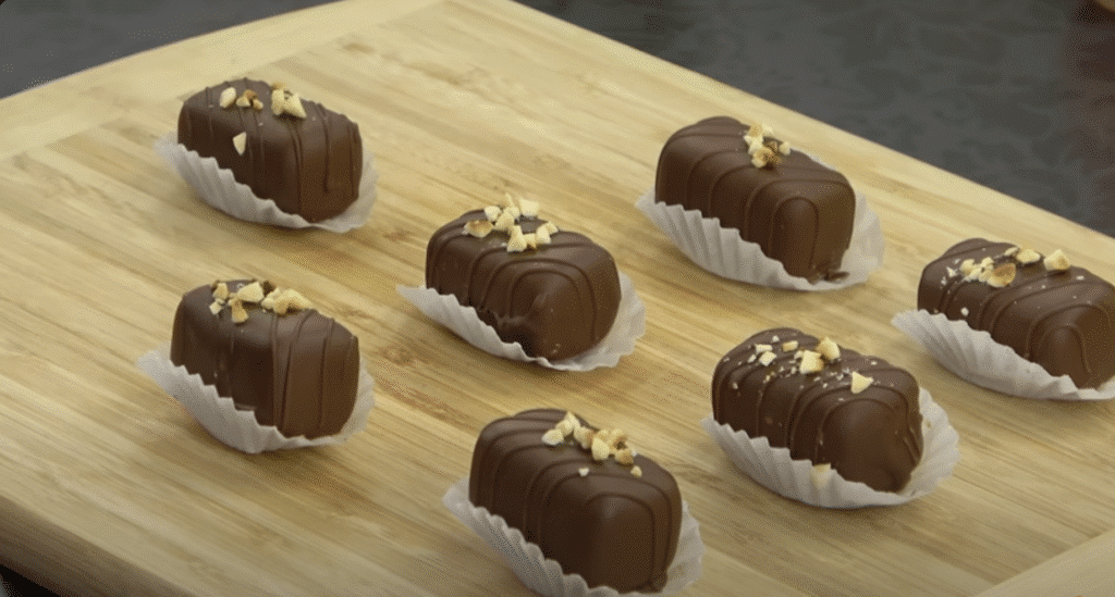 Datlová pochoutka s lískovými ořechy a čokoládovou polevou - jemnost a křupavost v ústech!