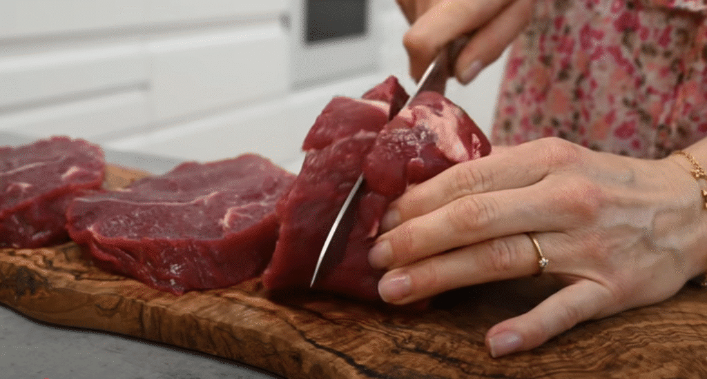 Jemné hovězí maso ve vinné aromatické omáčce se zeleninou - skvělá volba nedělní oběd!