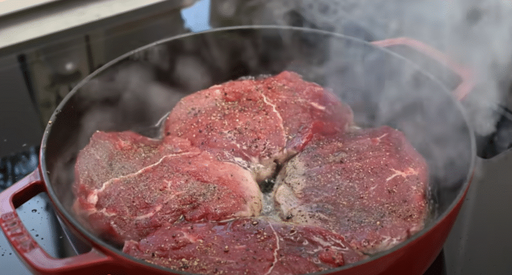 Jemné hovězí maso ve vinné aromatické omáčce se zeleninou - skvělá volba nedělní oběd!