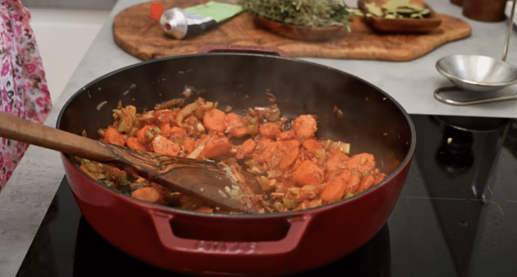 Jemné hovězí maso ve vinné aromatické omáčce se zeleninou - skvělá volba nedělní oběd!
