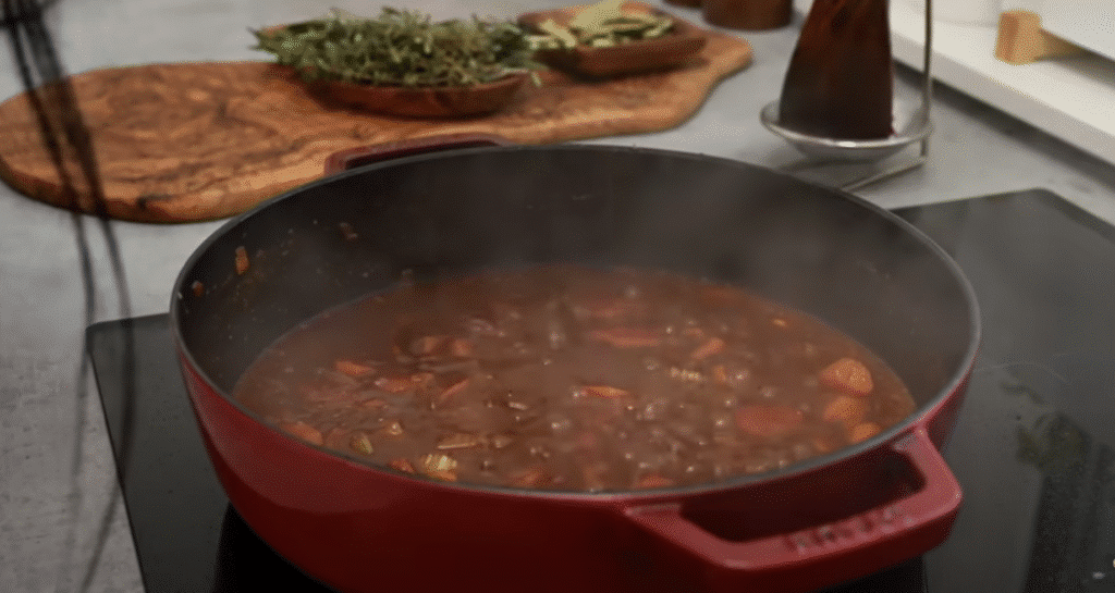 Jemné hovězí maso ve vinné aromatické omáčce se zeleninou - skvělá volba nedělní oběd!
