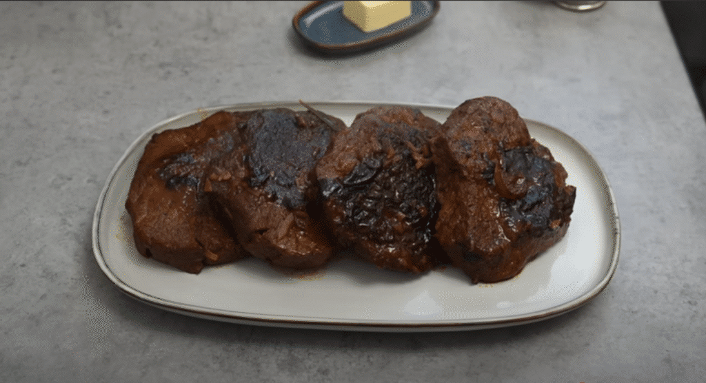Jemné hovězí maso ve vinné aromatické omáčce se zeleninou - skvělá volba nedělní oběd!