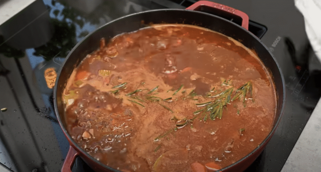Jemné hovězí maso ve vinné aromatické omáčce se zeleninou - skvělá volba nedělní oběd!