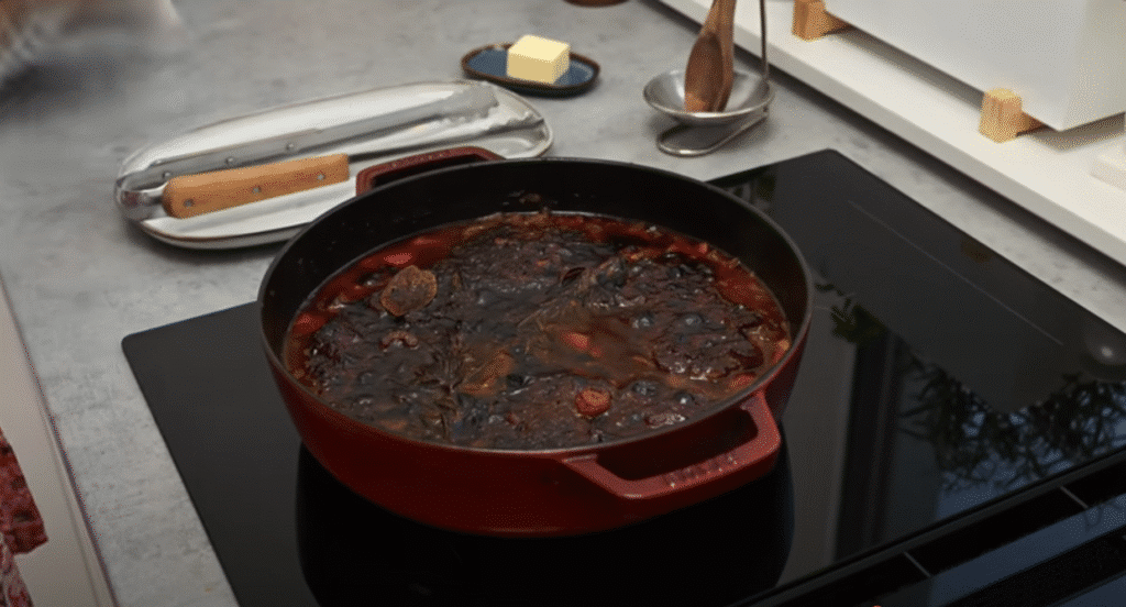 Jemné hovězí maso v aromatické omáčce z červeného vína a zeleniny