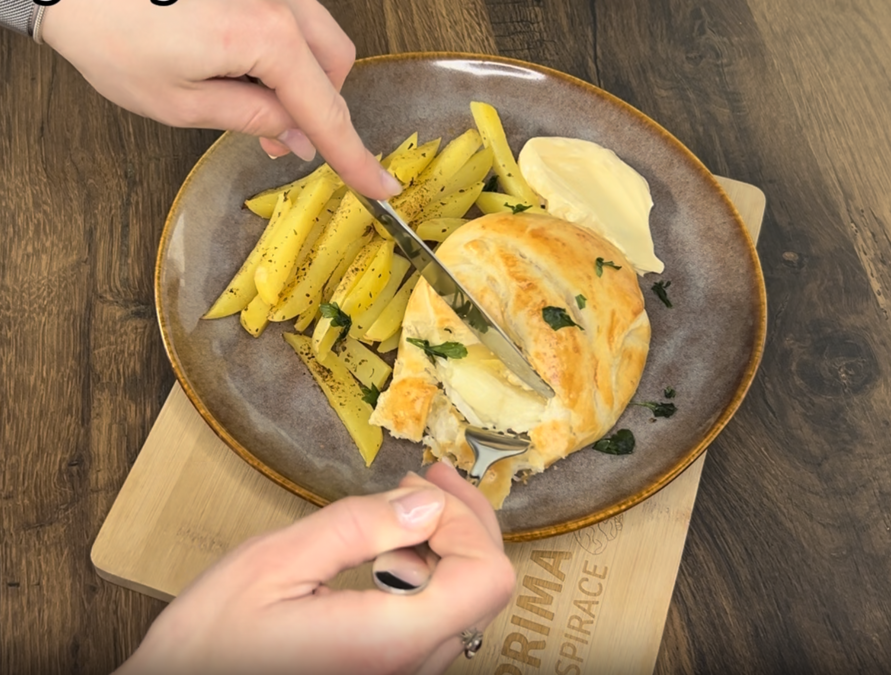 Zapečený plísňový sýr v listovém těstě: Jednoduchý recept, který ohromí každého