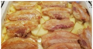 Recept na zapečené brambory se slaninou: Hotovo za pár minut a jen jeden plech!