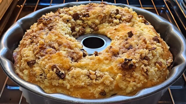 Křehká bábovka s nádechem vanilky, jemnou marmeládovou vrstvou a voňavou ořechovou drobenkou