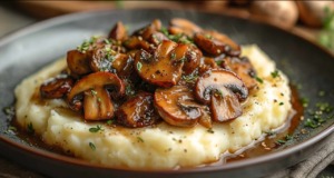 Veganské houbové ragú s bramborovou kaší Veganské houbové ragú s bramborovou kaší – lahodné, krémové a plné vůní