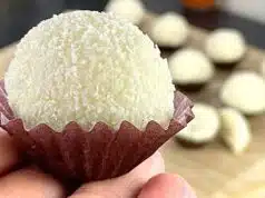 Lahodné kokosové kuličky RAFAELLO s mandlemi, obalené v bílé čokoládě – pouze 3 ingredience!
