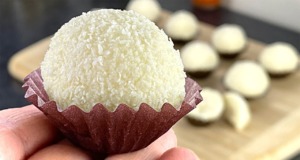 Kokosové kuličky RAFAELLO s mandlemi: Jednoduchá sladkost s bílou čokoládou Lahodné kokosové kuličky RAFAELLO s mandlemi, obalené v bílé čokoládě – pouze 3 ingredience!