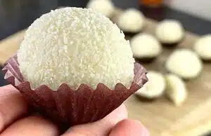 Lahodné kokosové kuličky RAFAELLO s mandlemi, obalené v bílé čokoládě – pouze 3 ingredience!