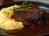 Jemné hovězí maso v aromatické omáčce z červeného vína a zeleniny