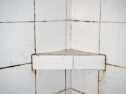 Rez v koupelně nemá šanci! Vyzkoušejte můj domácí trik za pár korun, po kterém bude vana i dlažba zase jako nová