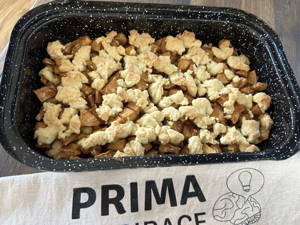 Jablečný koláč s karamelovým pudinkem a drobenkou