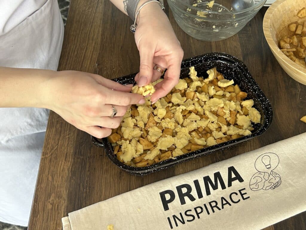 Jablečný koláč s karamelovým pudinkem a drobenkou