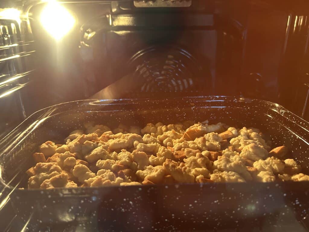 Jablečný koláč s karamelovým pudinkem a drobenkou